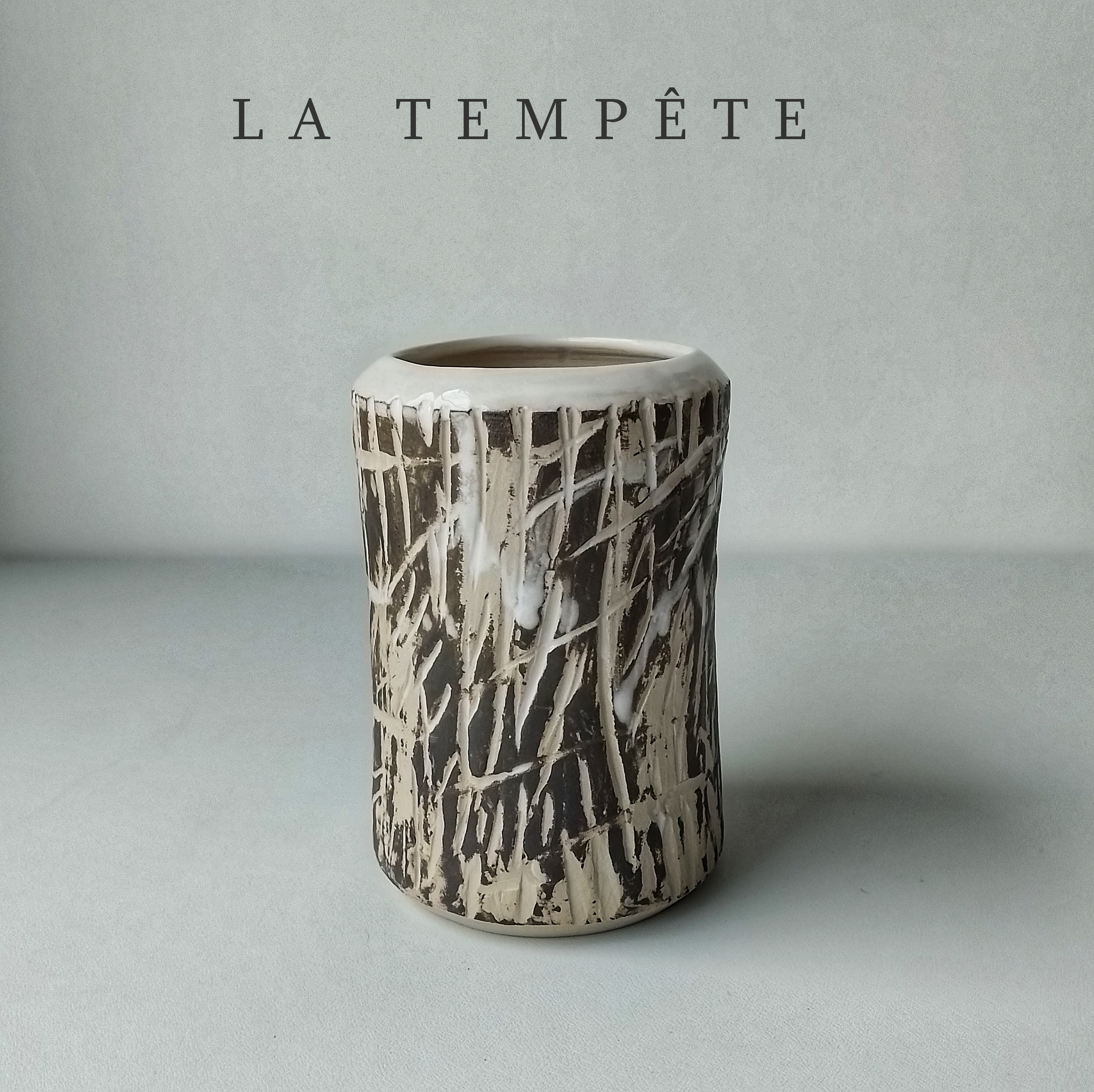 idée caveau en céramique artisanale, vase . Jeu de matière entre grès brut et email blanc. céramique Artisanat d'Art.